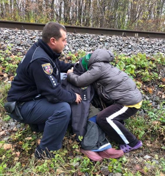 Поліцейський знайшов без свідомості біля колій виснажену бабусю, яку шукали дві доби