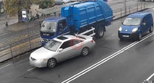 У Вінниці жінка врізалась у припарковану вантажівку