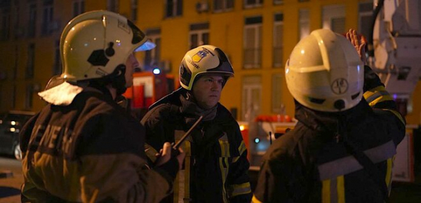 
Нічна атака "шахедів" на Київ. Рятувальники показали будинок, на який упали уламки – фото 