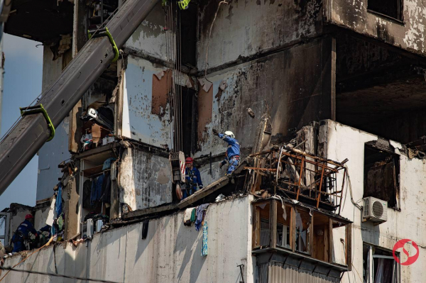 
Фоторепортаж з місця вибуху у 16-поверхівці в Києві 