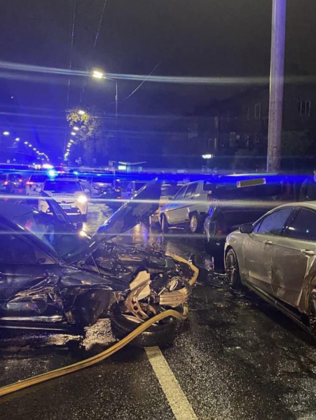 
У Києві водій BMW напідпитку врізався у п’ять припаркованих авто, почалася бійка – фото 