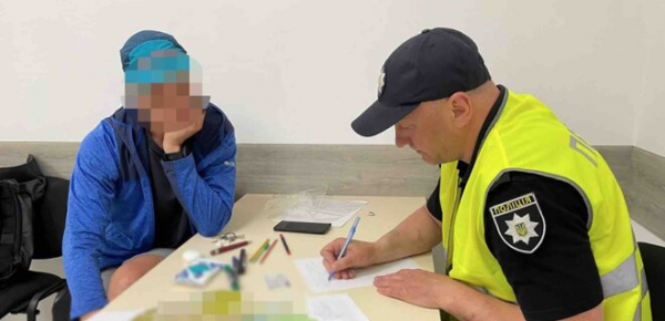 
У Києві затримали двох чоловіків, які знімали роботу ППО. Поліція проводила спецоперацію 