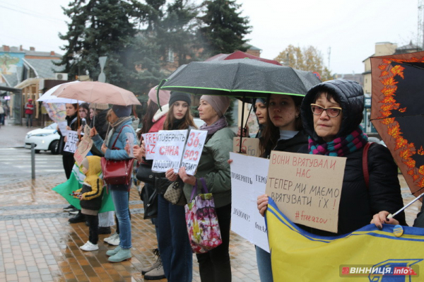 У Вінниці люди вийшли з плакатами, закликаючи повернути додому військовополонених
