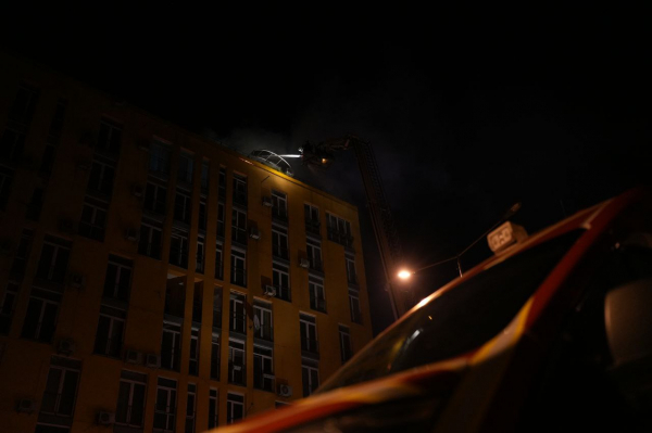 
Нічна атака "шахедів" на Київ. Рятувальники показали будинок, на який упали уламки – фото 