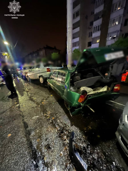 
У Києві водій BMW напідпитку врізався у п’ять припаркованих авто, почалася бійка – фото 