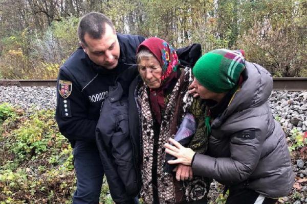 Поліцейський знайшов без свідомості біля колій виснажену бабусю, яку шукали дві доби