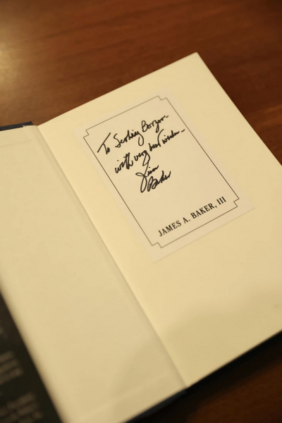 Борзов передав книгу про Голодомор на Вінниччині екс-главі адміністрації президента США Джеймсу Бейкеру