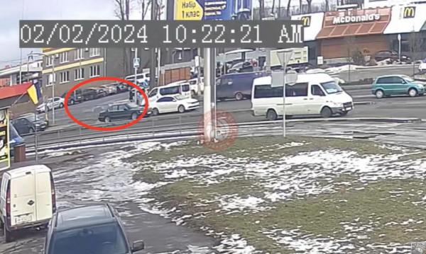 У Вінниці на камери зафіксували момент, як мікроавтобус збив жінку з двома дітьми на переході