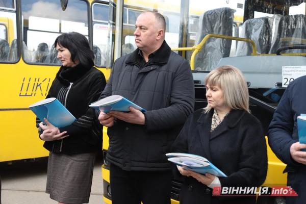 Тридцять шкільних автобусів отримали громади Вінниччини