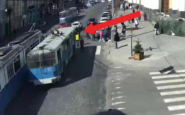 Машина збила жінку на пішохідному переході у центрі Вінниці біля облради. Відео