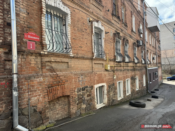 Фоторепортаж з вулиці у середмісті Вінниці, яка за століття мала чотири назви