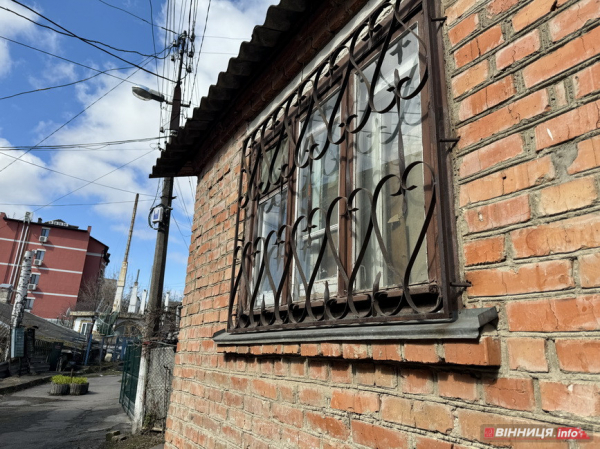 Фоторепортаж з вулиці у середмісті Вінниці, яка за століття мала чотири назви