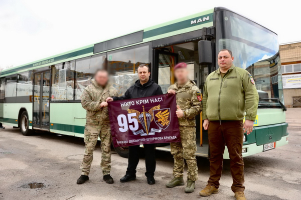 З Вінниці захисникам передали автобус, який допоможе виконувати бойові завдання
