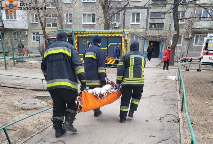 В Запорожье спасателям пришлось срезать решетку на окне, чтобы попасть в квартиру мужчины