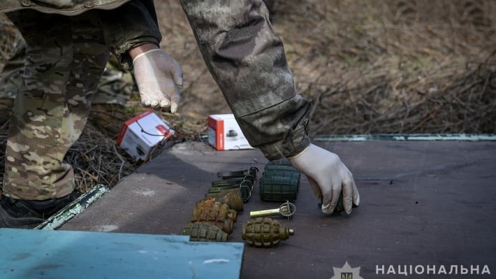 В Запорожье возле учебного заведения правоохранители обнаружили и изъяли 10 боевых гранат