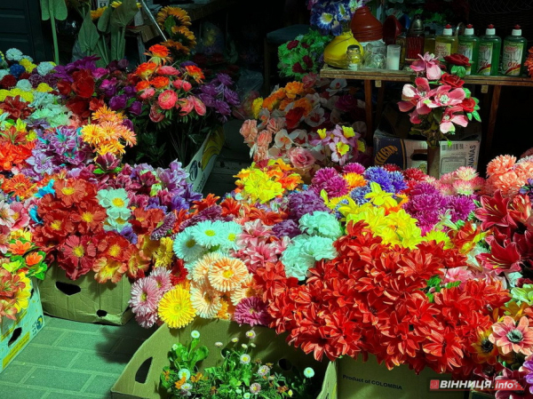Живі, чи штучні: які квіти купують вінничани на Поминальні дні