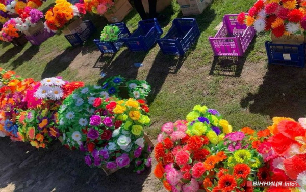 Живі, чи штучні: які квіти купують вінничани на Поминальні дні