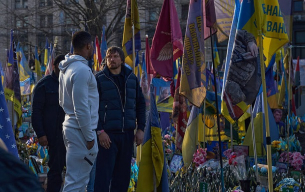 Усик пояснив, що стоїть за візитом Джошуа