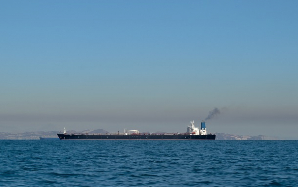 "Зомбі-танкери" прориваються через Ормузьку протоку - ЗМІ