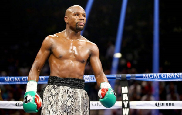 Мейвезер повторює шлях Усика, анонсувавши бій з кікбоксером