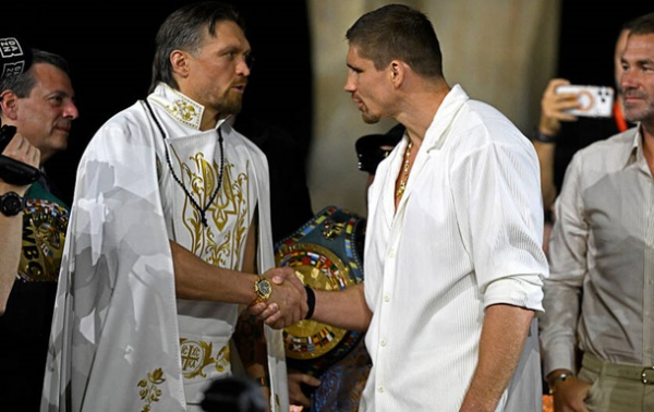 Усик різко відповів критикам перед боєм