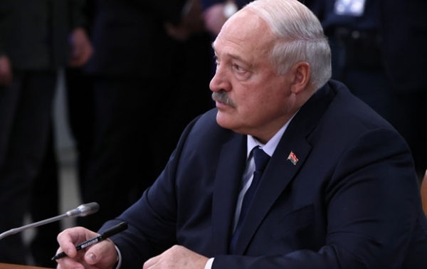 Атаки на НПЗ: Лукашенко пообіцяв "підставити плече" Росії