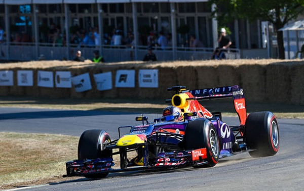 Чемпіонський болід Red Bull перетворився на поїзд